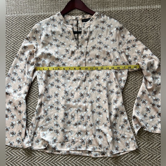 Banana Republic Long Bell Sleeve Blouse. Pink/Peach Flowy Floral Size Medium - Picture 9 of 11